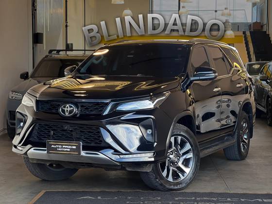 TOYOTA HILUX SW4 2.8 D-4D TURBO DIESEL SRX PLATINUM 7L 4X4 AUTOMÁTICO TOYOTA HILUX SW4 2.8 D-4D TURBO DIESEL SRX PLATINUM 7L 4X4 AUTOMÁTICO